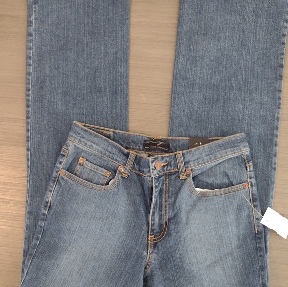 NWT NEW YORK & COMPANY.. WESTSIDE BOOT CUT STRETCH JEANS SIZE 4 AVERAGE - Picture 3 of 12